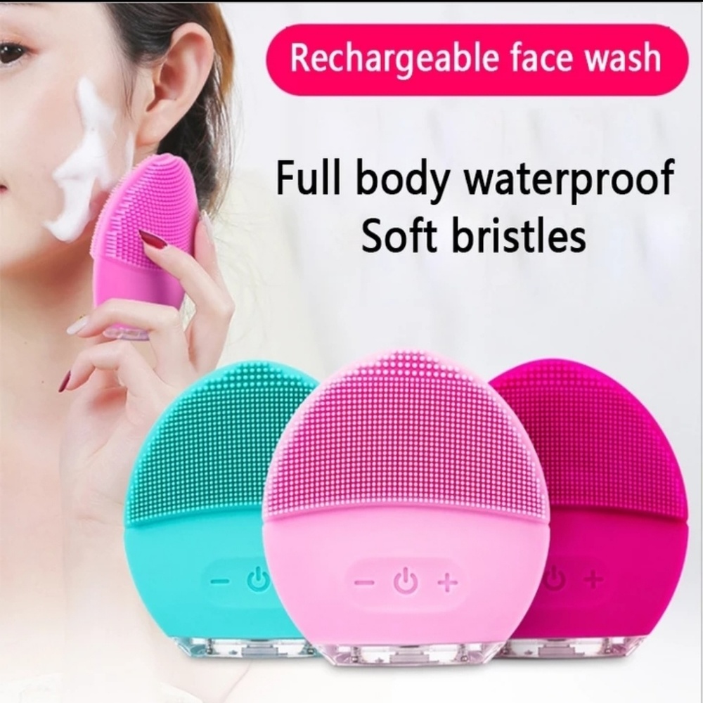 Facial cleansing brush